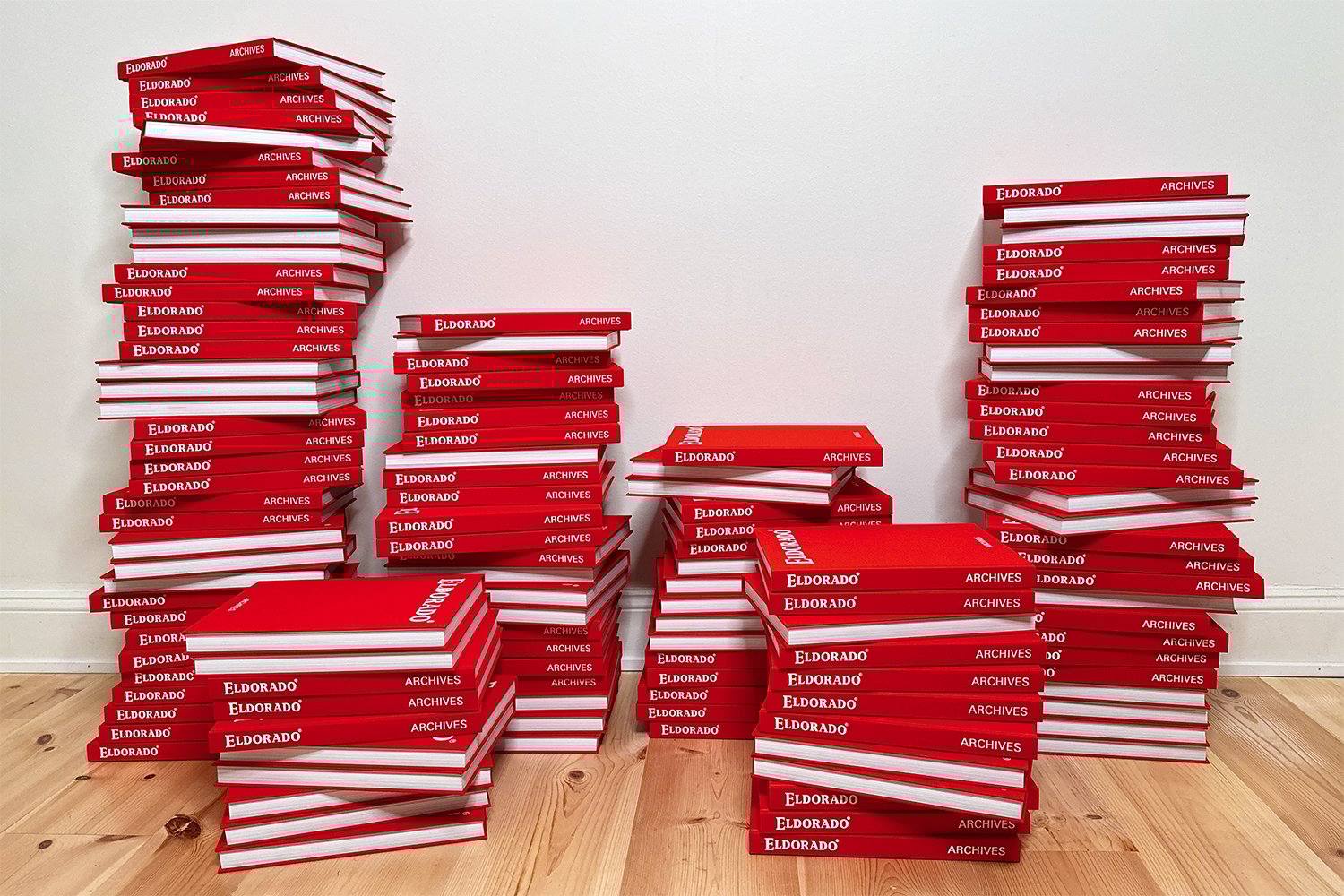 Röd Coffee table book från Eldorado