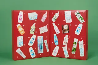 Röd julkalender med 24 luckor