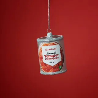 Silvrig julkula formad som konservburk med krossade tomater
