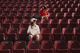 Sportiga kvinnor på solig läktare