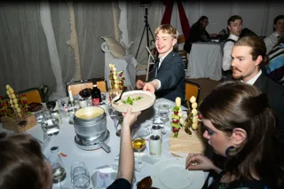 Bröllopsgäster äter middag