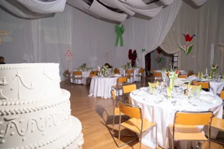 Bröllopslokal med dukade bord