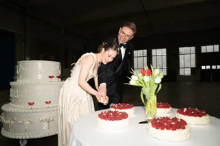 Brudpar skär upp bröllopstårta