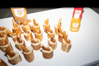 Kokkorv i baguette med ketchup, senap och rostad lök