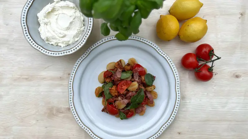 Krispig gnocchi med kycklingpytt och tomater