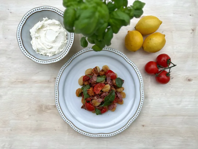 Krispig gnocchi med kycklingpytt och tomater