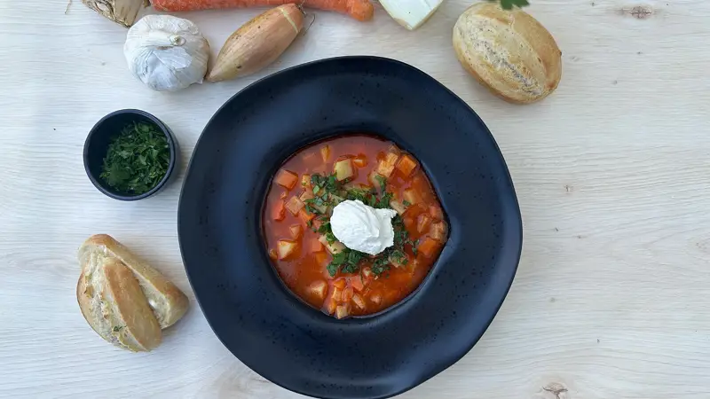 Rotfruktssoppa med vitlökskräm och minibaguetter