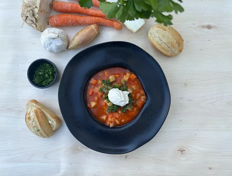 Rotfruktssoppa med vitlökskräm och minibaguetter