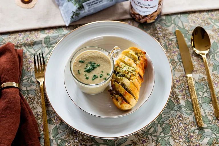 Svampsoppa med vitlöksbröd 