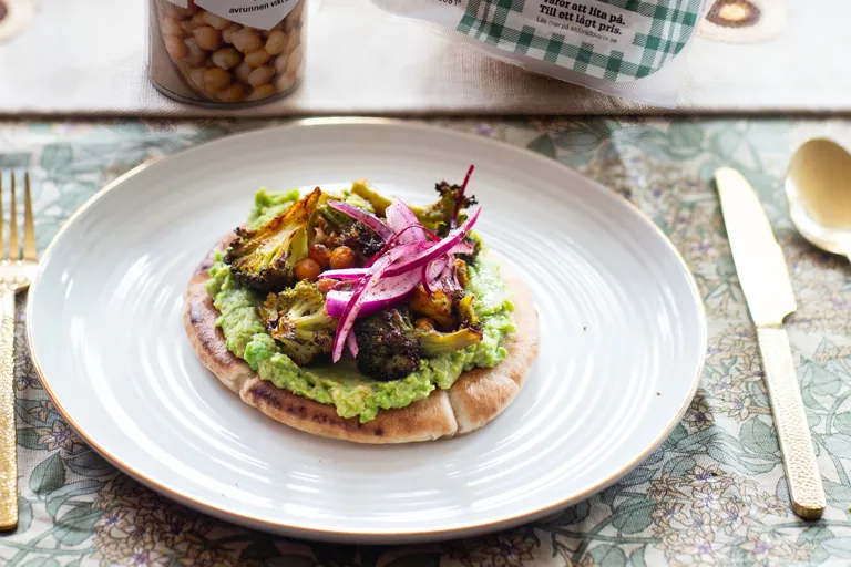 Pitapizza med ärtröra och rostad broccoli