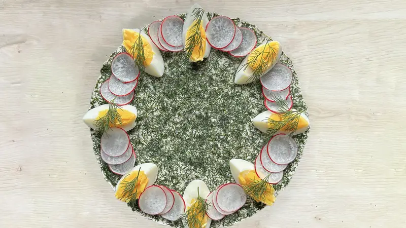 Matjescheesecake med ägg, rädisor och ägg