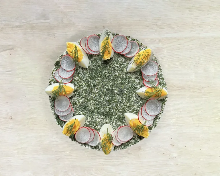 Matjescheesecake med ägg, rädisor och ägg