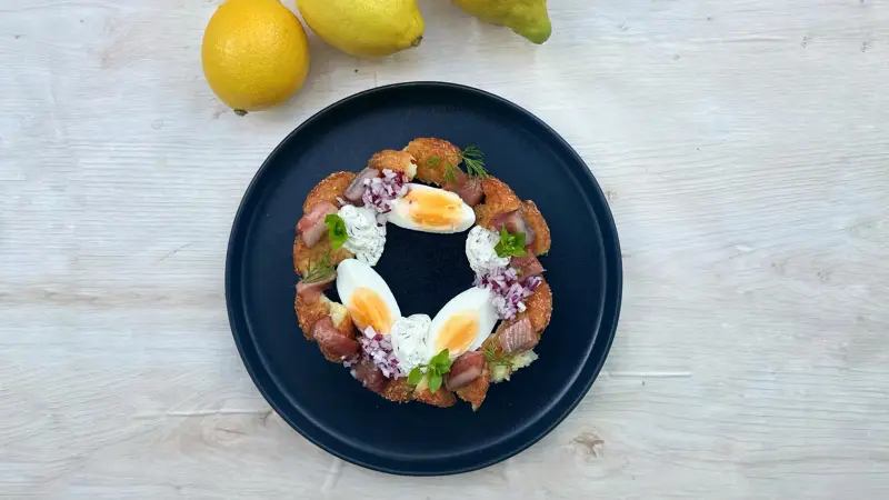 Matjessillkrans med friterad potatisbulle rödlök och ägg