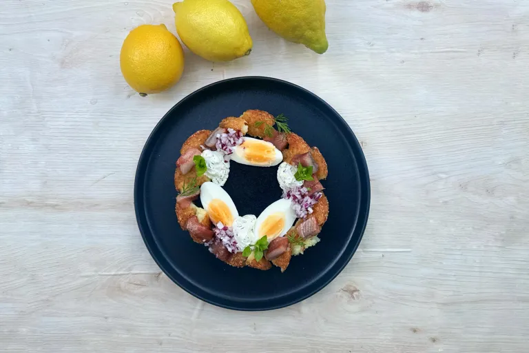Matjessillkrans med friterad potatisbulle rödlök och ägg