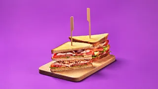 Club sandwich med kyckling, bacon och tomat