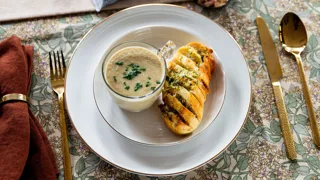 Fyllig champinjonsoppa med gratinerat vitlöksbröd