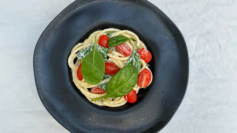 Krämig pasta med färskost och tomater