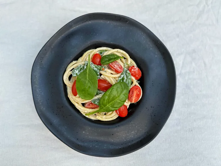 Krämig pasta med färskost och tomater